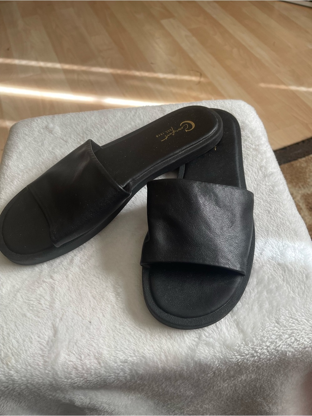 Black flat slides